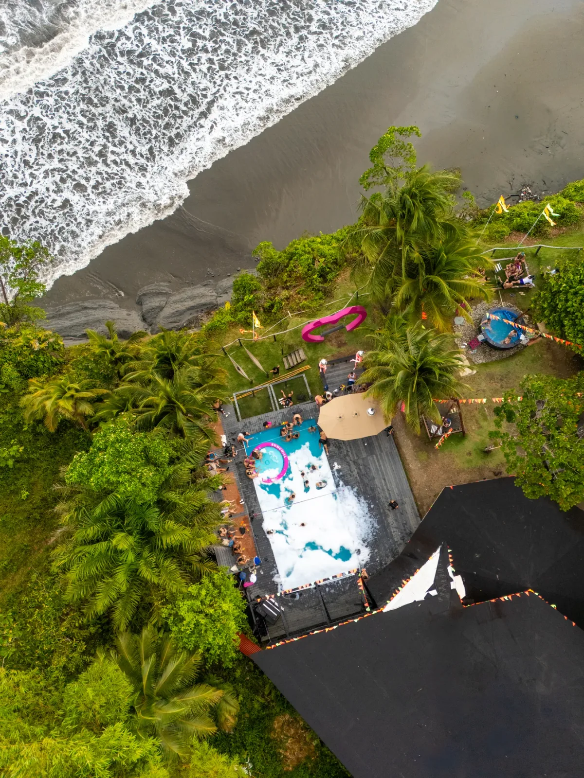 Vista aérea de Melo La Barra en la costa del Pacífico colombiano.