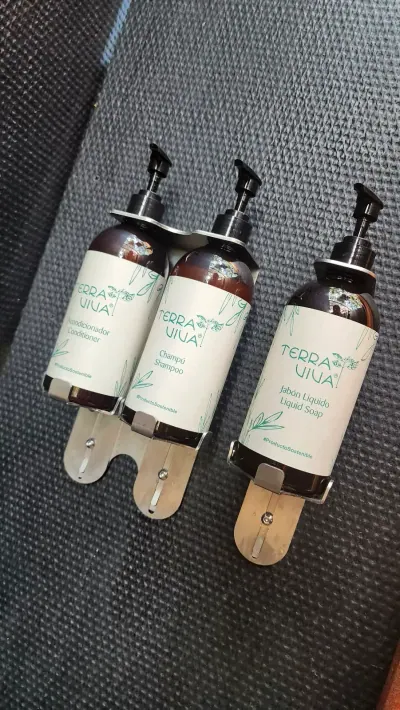 Tres dispensadores de productos de baño instalados en la ducha.
