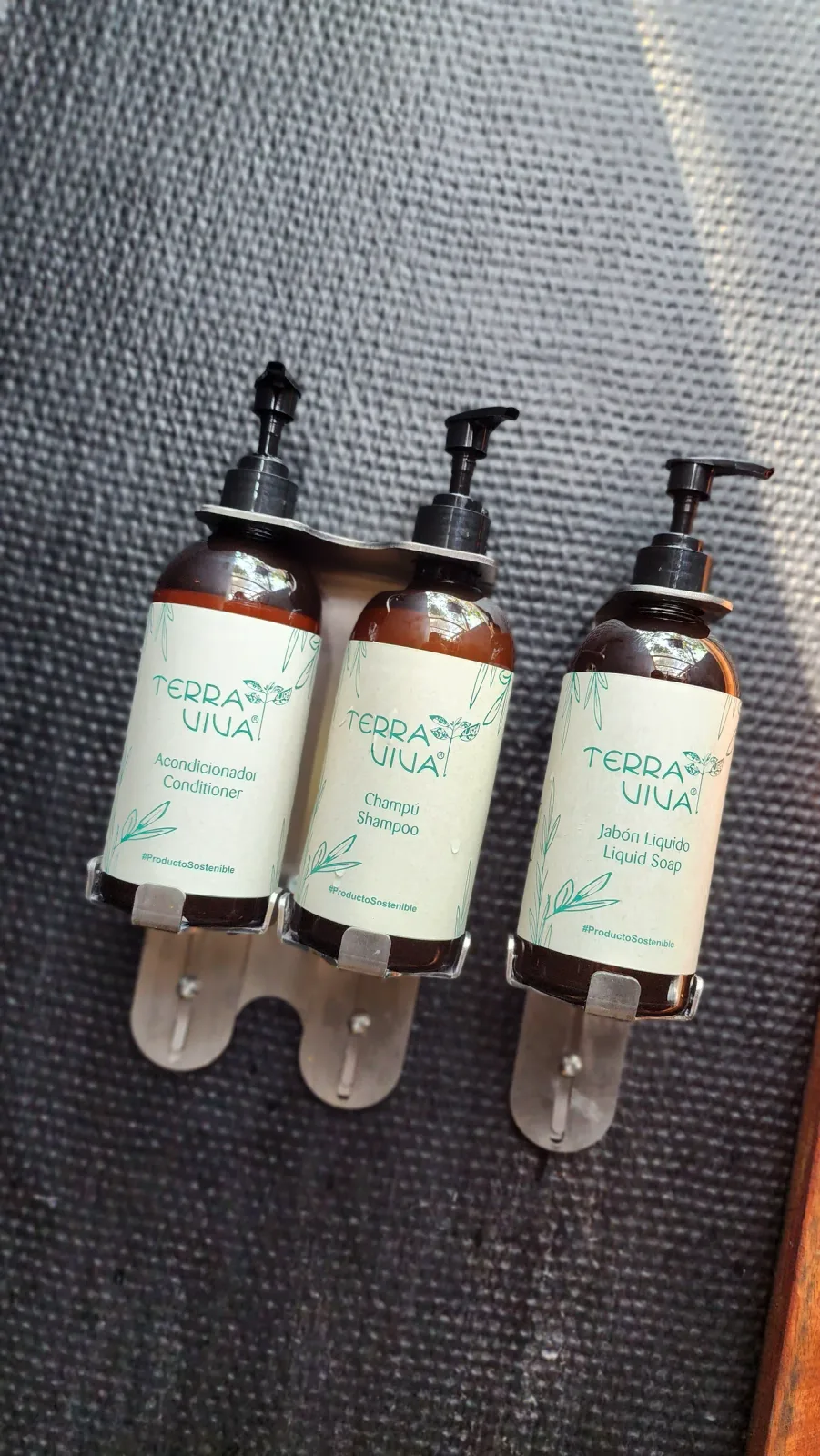 Tres dispensadores de baño vistos desde un ángulo lateral.