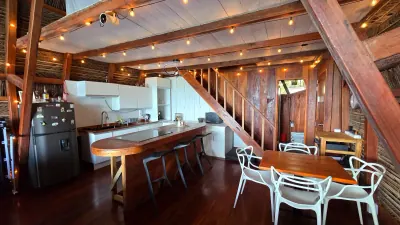 Cocina y comedor amplios dentro de la cabaña VIP con iluminación cálida.