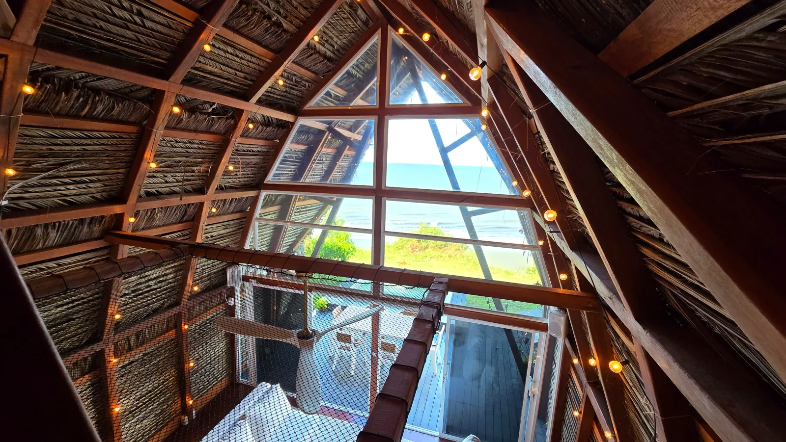 Vista desde el nivel superior hacia el ventanal y la zona social de la cabaña VIP.