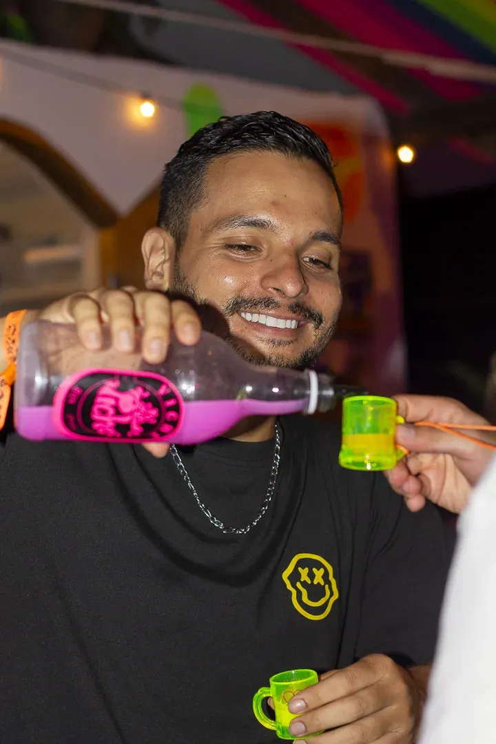 Shot de viche servido desde una botella rosada en Melo La Barra