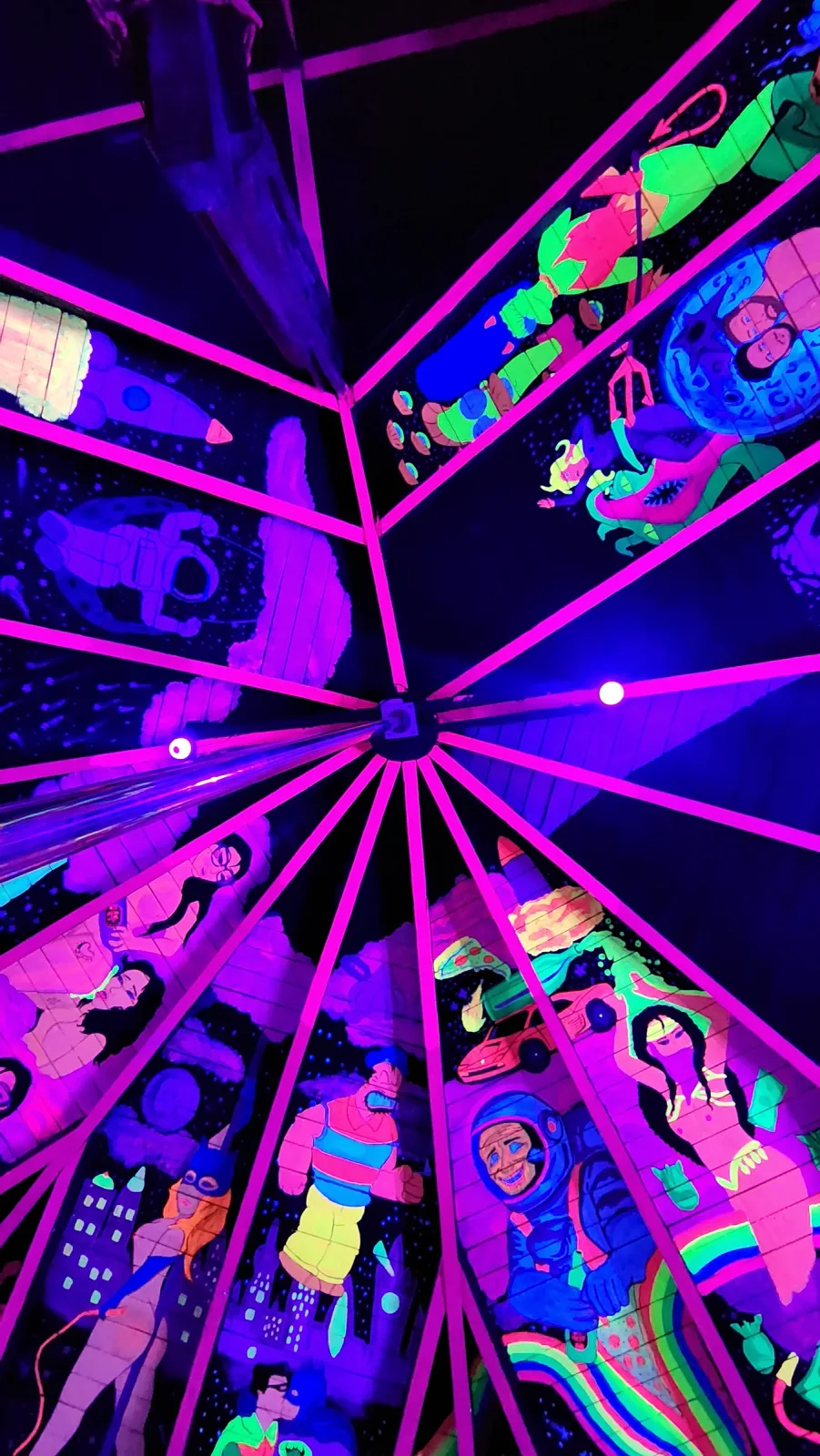Techo de la pista decorado con ilustraciones fluorescentes y luces neón.