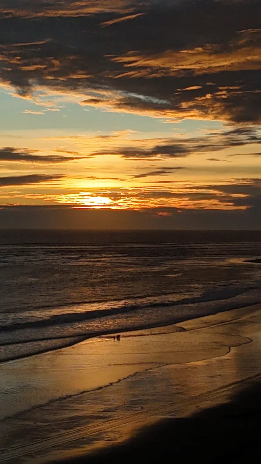 Atardecer dorado sobre el océano visto desde el aire.
