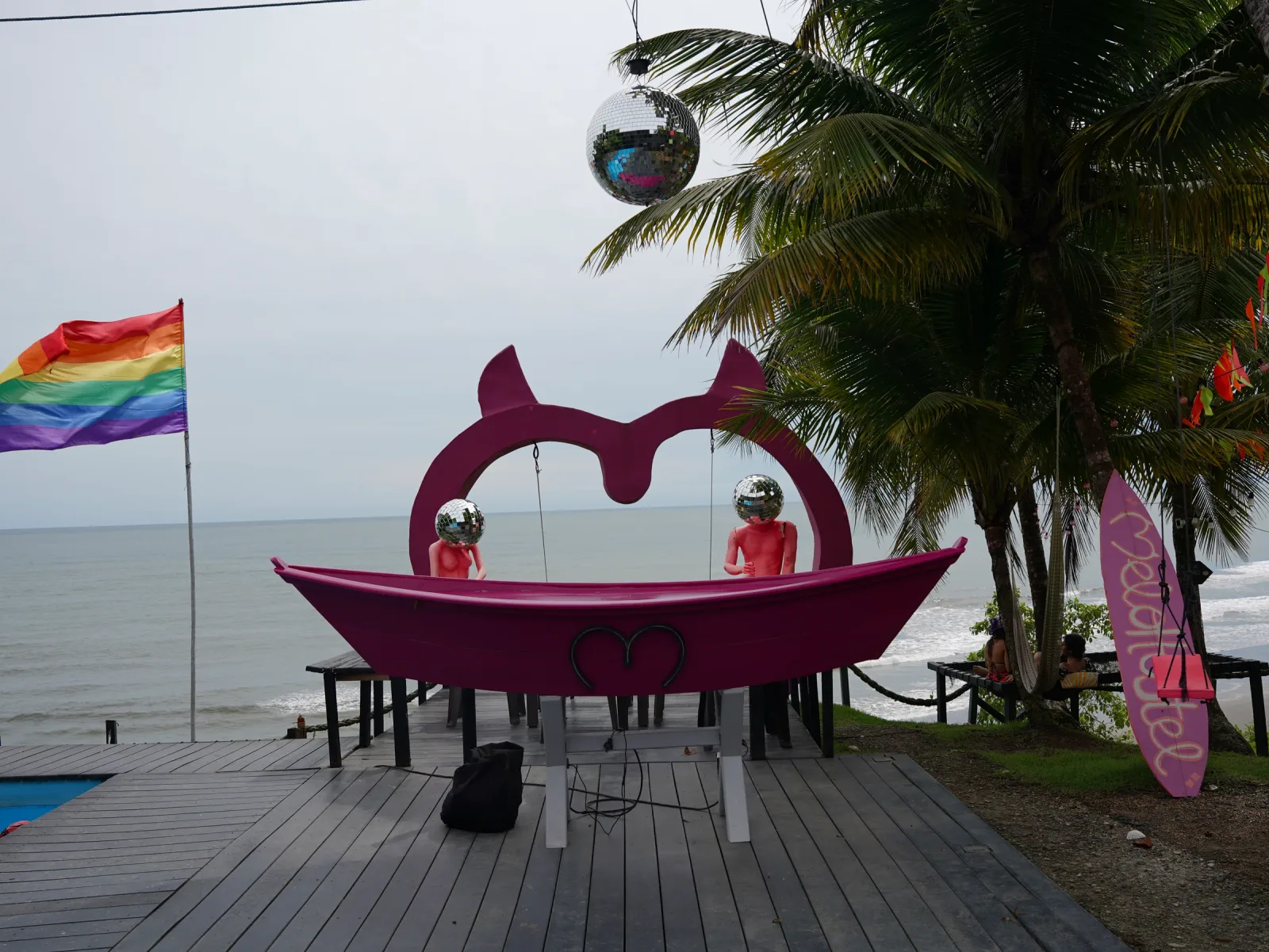 Barra rosa con diseño de corazón, palmeras y vista al mar.