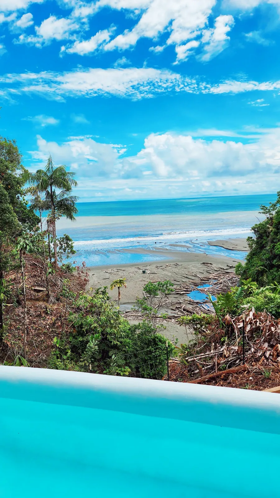 Piscina privada de la cabaña con vista abierta al océano.