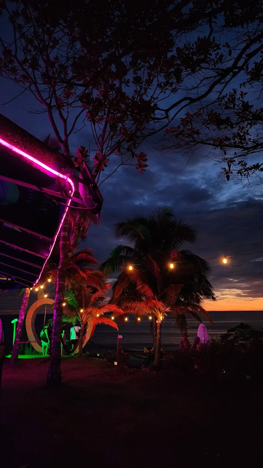Zona del columpio con forma de corazón iluminada con neón al anochecer.
