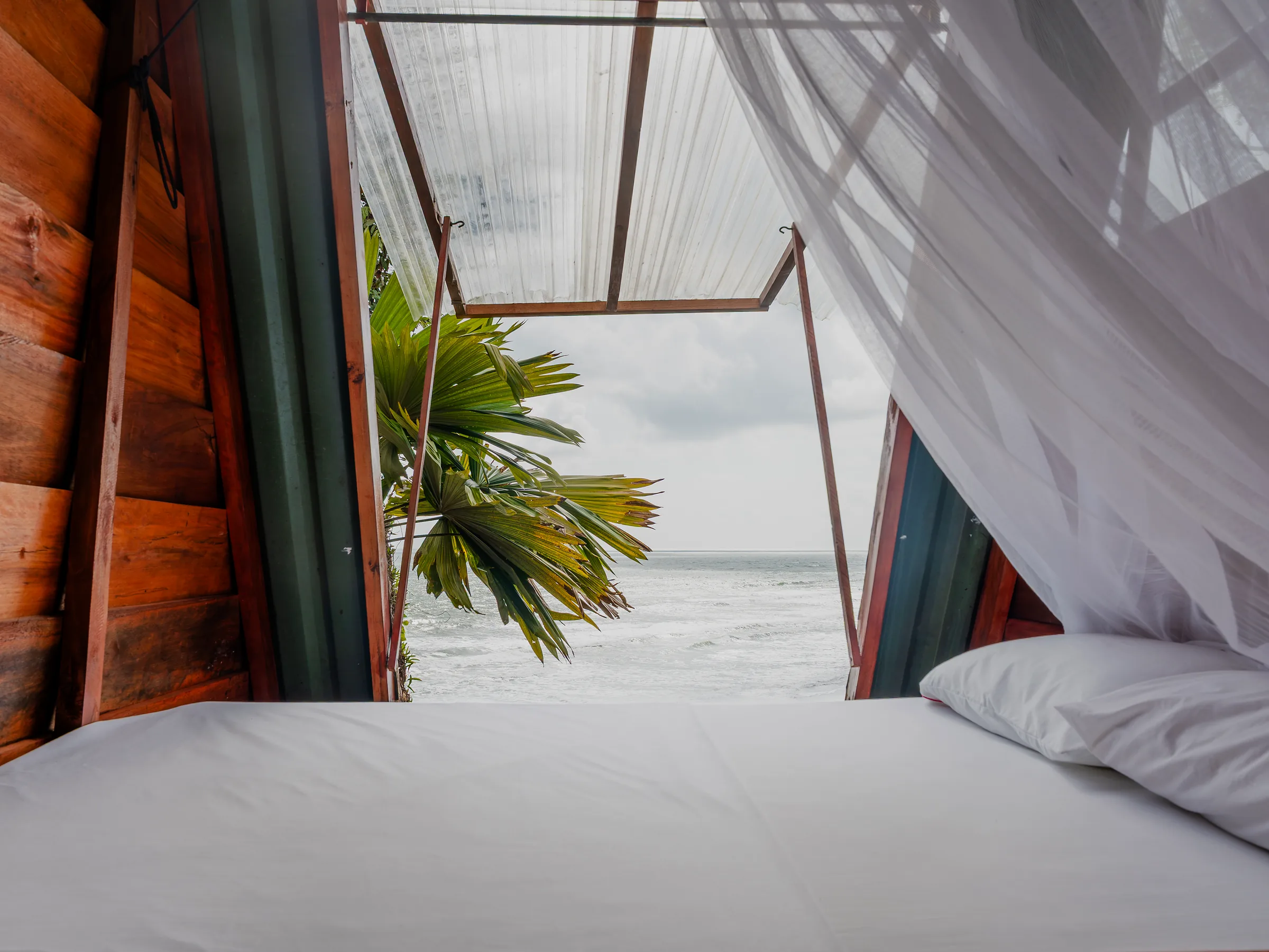 Cama de la Alpina Deluxe con vista abierta al océano.