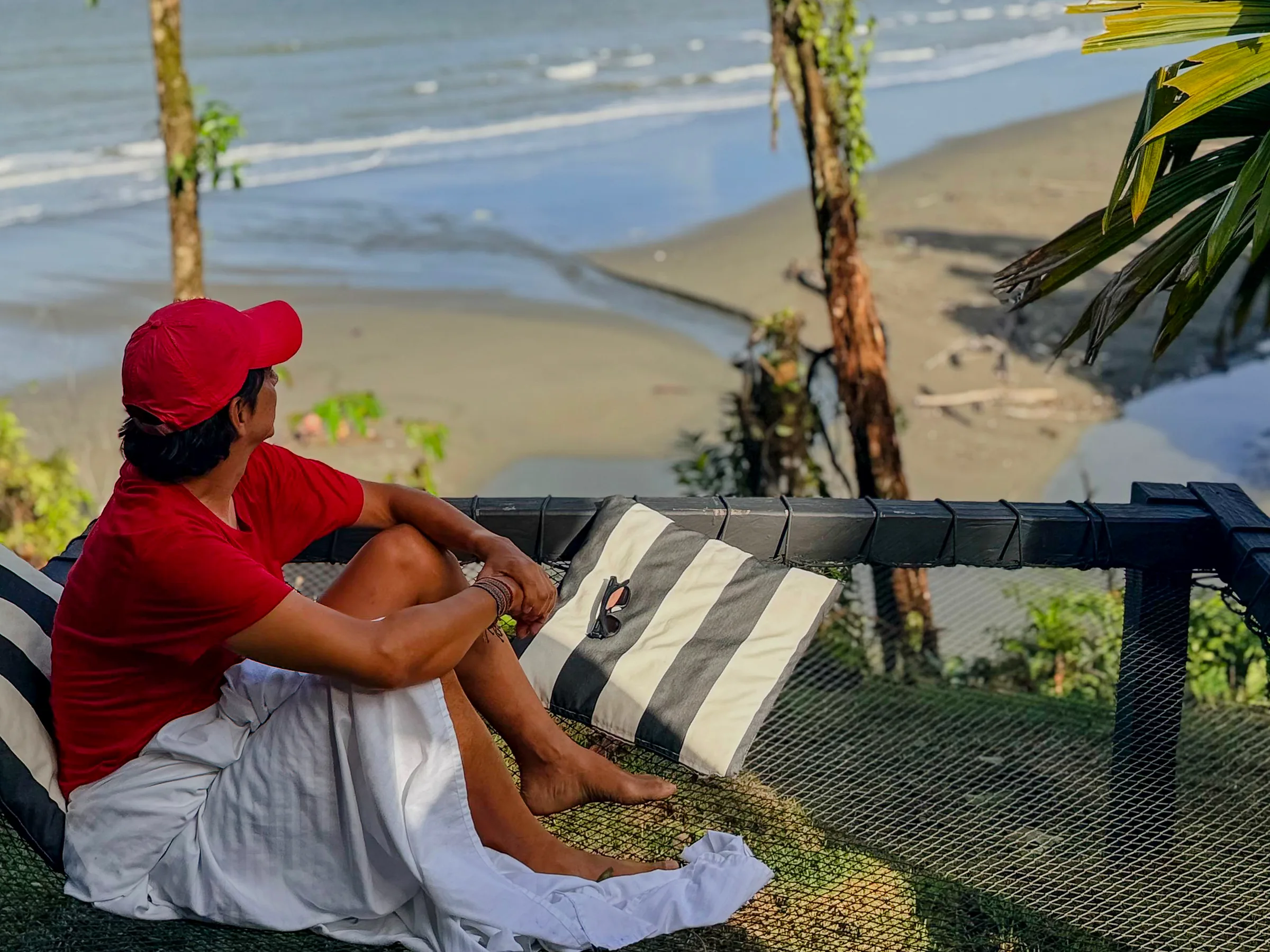 Terraza de descanso de la Alpina Deluxe con vista panorámica a la playa.