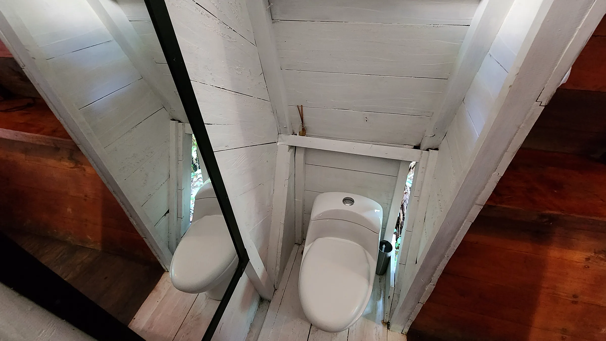 Baño compacto de la habitación Mandarina con inodoro bajo la escalera.