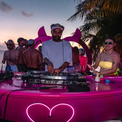 DJ en la cabina rosa del corazón al atardecer.