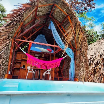 Bungalow con piscina privada entre la selva.
