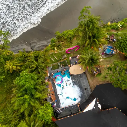 Fiesta de espuma en la piscina vista desde el aire.