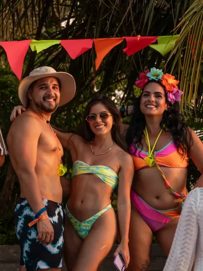 Amigos sonriendo en fiesta tropical en Melo La Barra