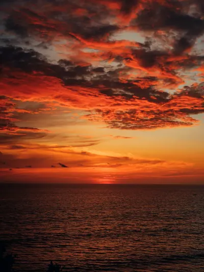 Cielo rojo al atardecer sobre el mar
