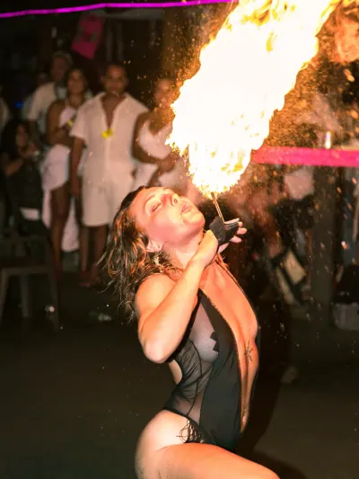 Espectáculo de fuego en fiesta nocturna