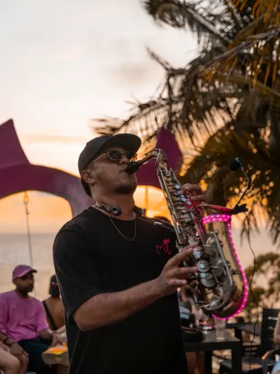 Músico con saxofón al atardecer