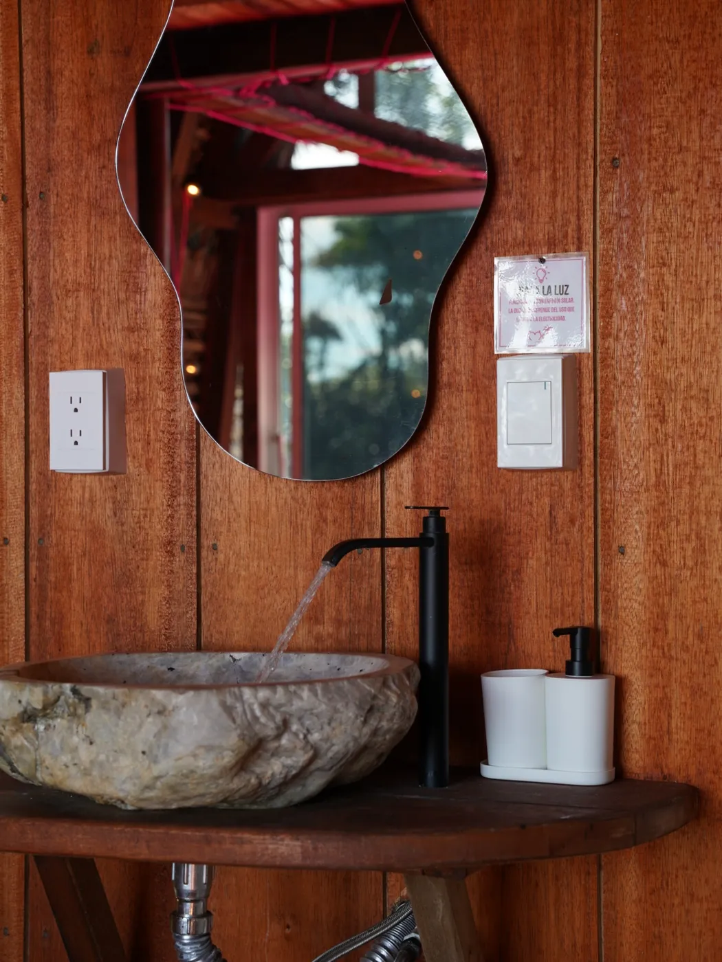 baño con lavabo jabon melo hostel