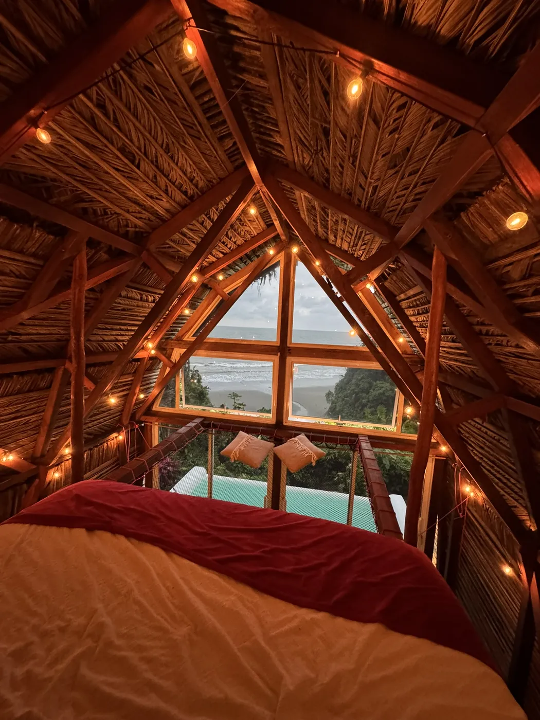 bungalow cama con luces led piscina colombia