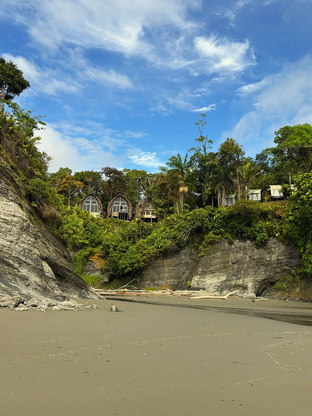 bungalow melo hostel desde la playa colombia res