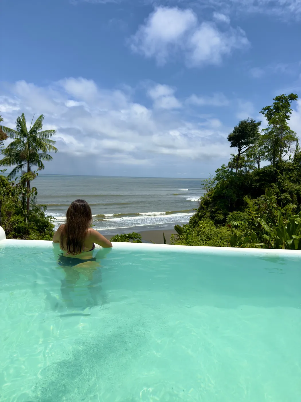 chica en la piscina vista al mar melo hostel colombia 2 res