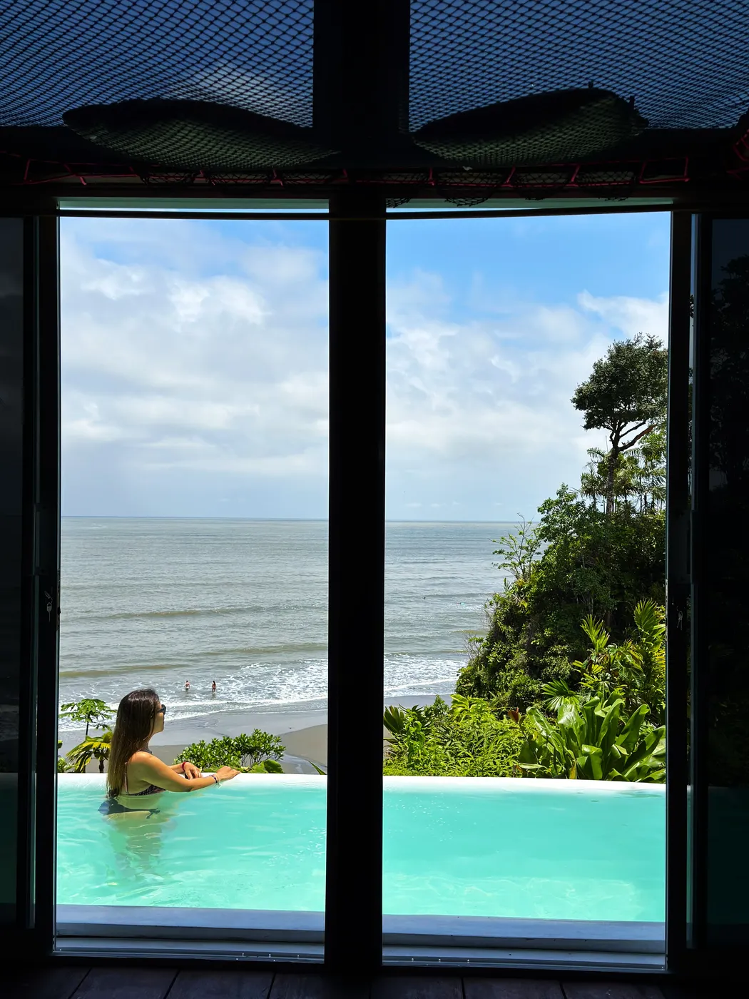 chica en la piscina vista al mar melo hostel colombia res
