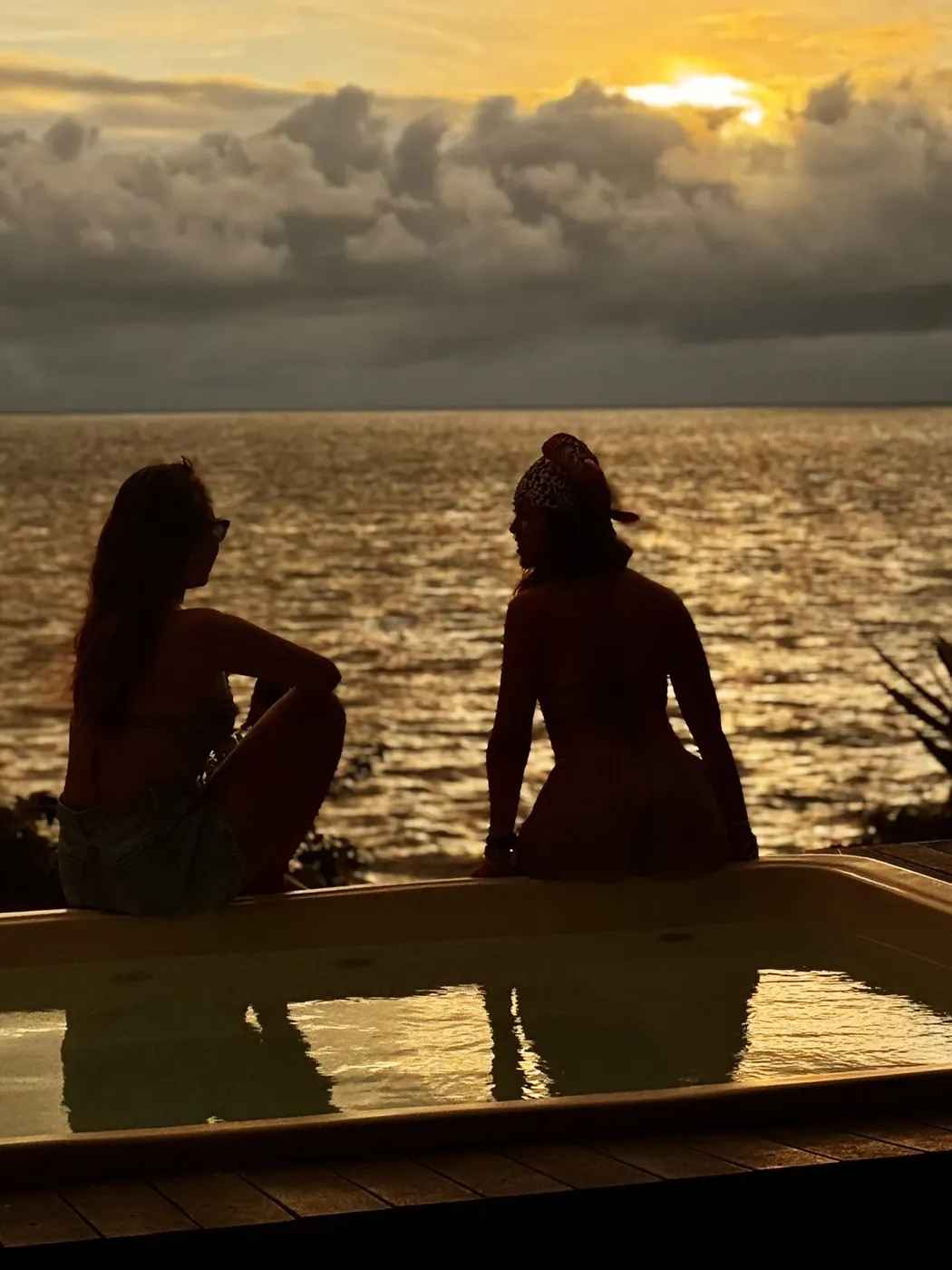 chicas hablando al atardecer piscina melo hostel res