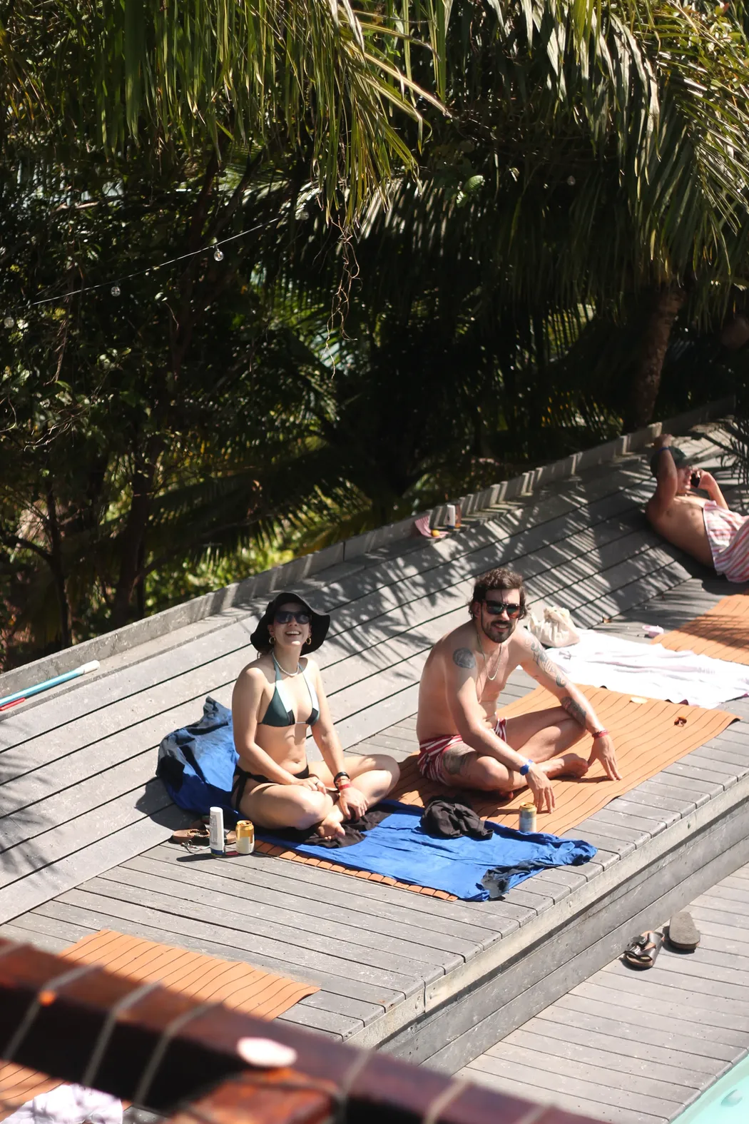 chicos con toalla en piscina melo hostel res