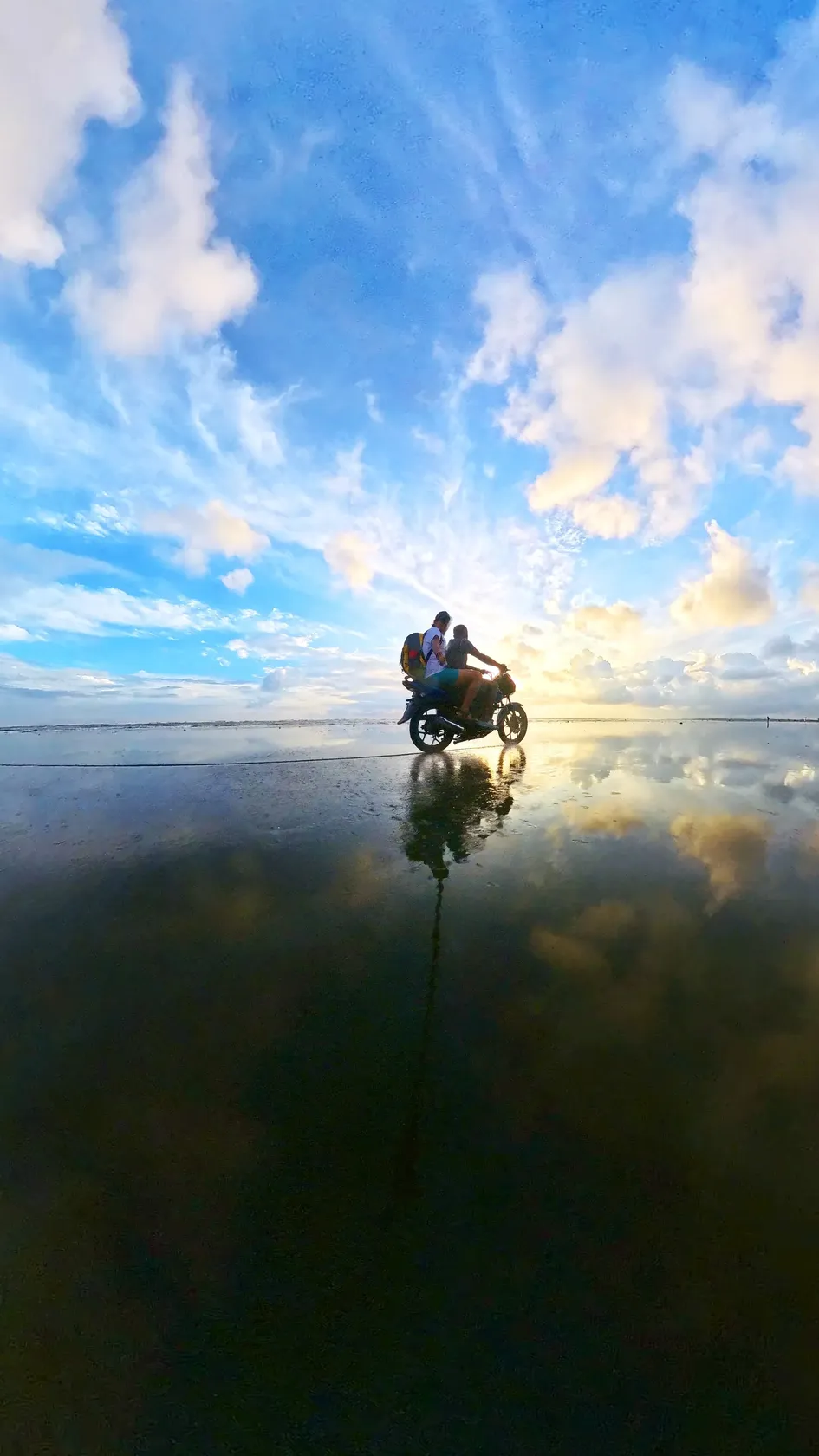 chicos en la moto en la playa colombia res