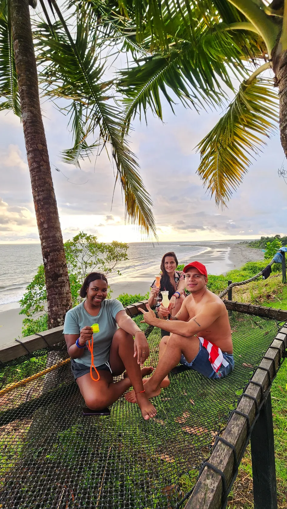 chicos tomando frente playa hostel res