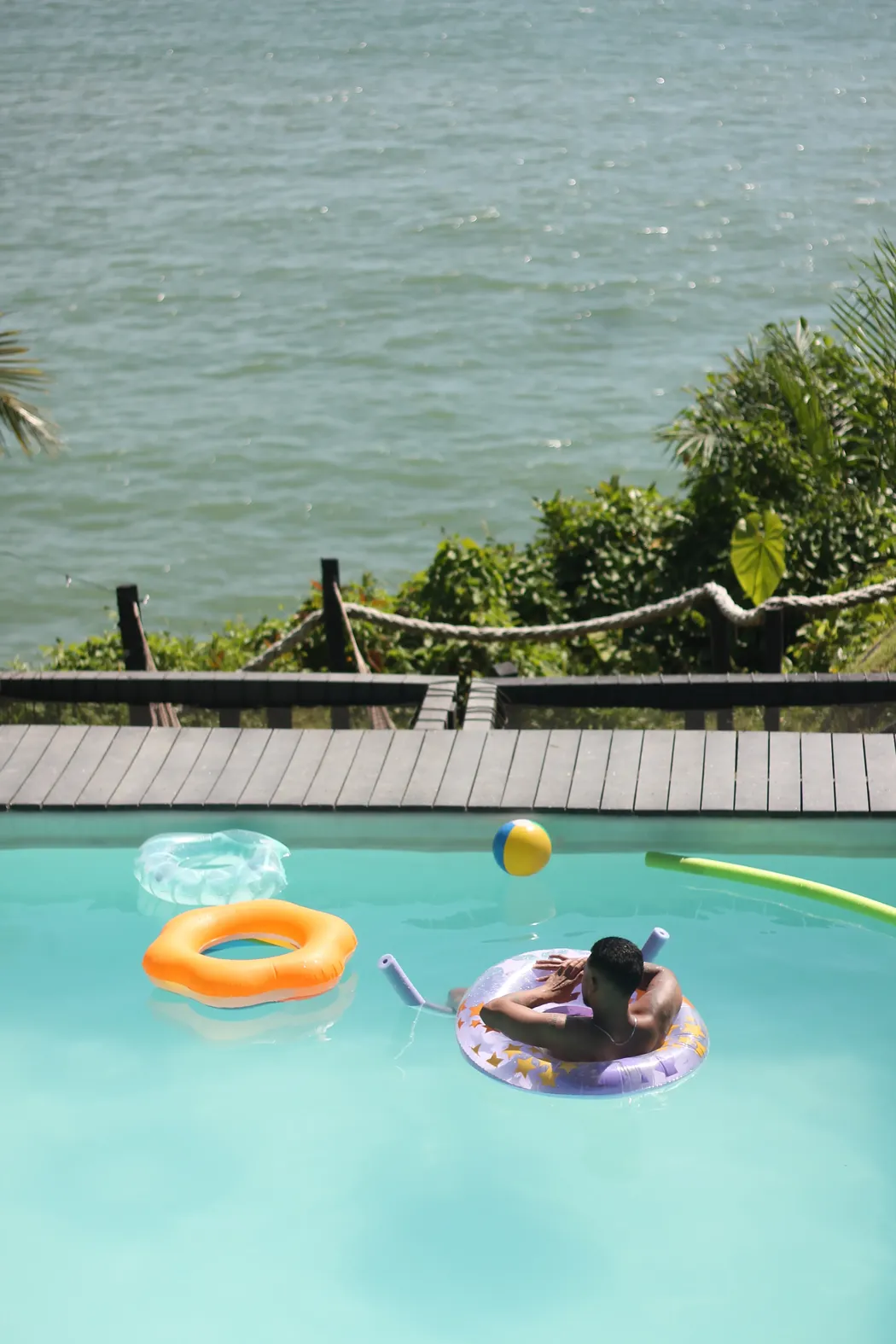 flotador en piscina de melo hostel res