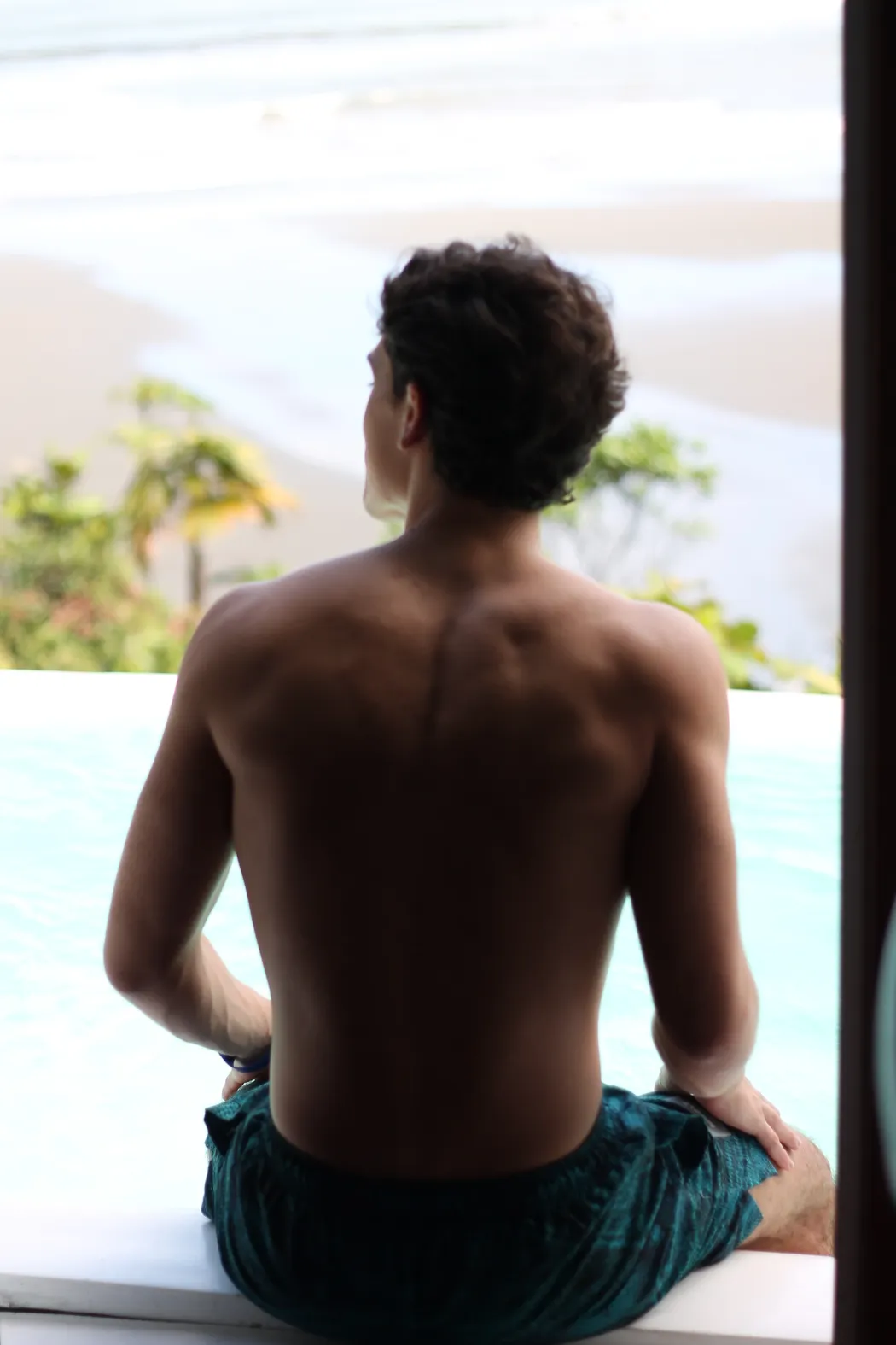 hombre de espalda con bañador en colombia res