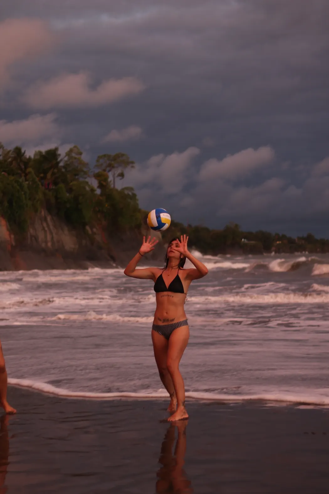 mujer juega voleyball playa colombia res