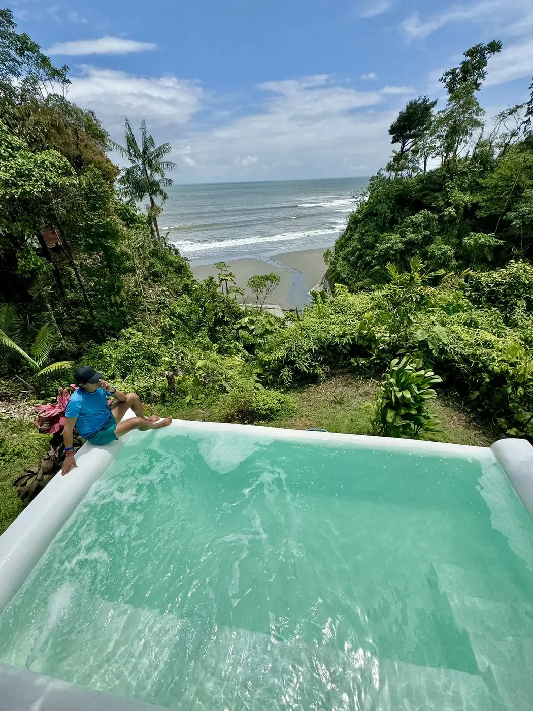 piscina en melo hostel vista mar res