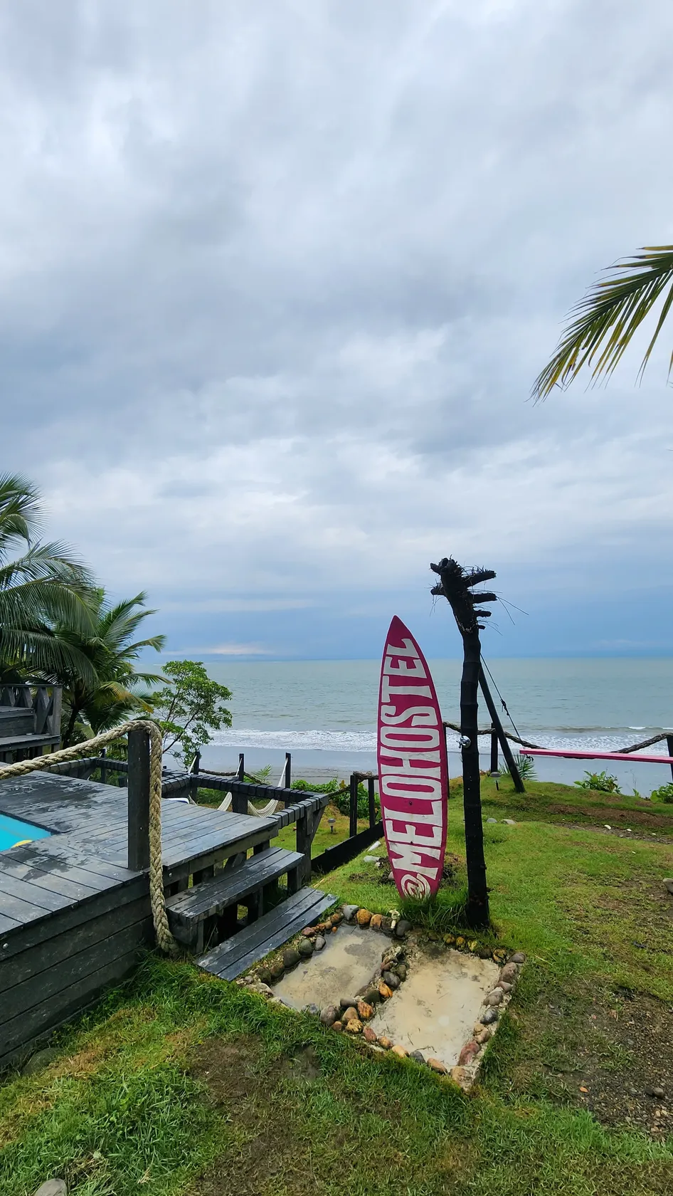 tabla de surf piscina melo hostel colombia res